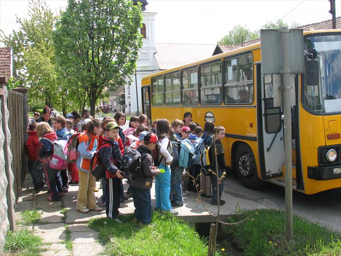 Iskolások a busz megálloban